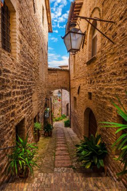 Heceleme, İtalya, Kasım 1, 2019 Umbria 'da büyüleyici tarihi merkez şeridi