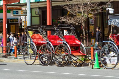 Tokyo, Japonya, 13 Mart 2019 - Asakusa, Tokyo 'da turist bekleyen geleneksel triportörler