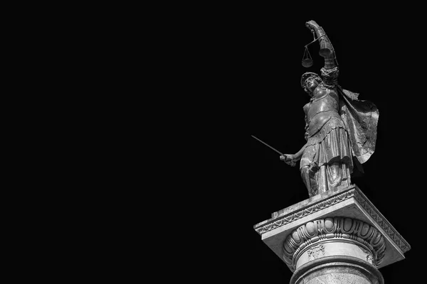 Lady Δικαιοσύνης Scales Άγαλμα Στην Κορυφή Ενός Αρχαίου Κίονα Στο — Φωτογραφία Αρχείου