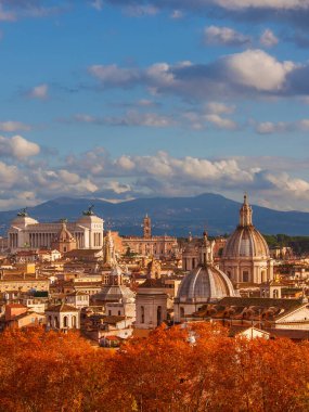 Roma 'da sonbahar. Günbatımından hemen önce eski anıtlar, barok kubbeler ve kırmızı yapraklarla tarihi gökyüzü manzarası
