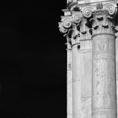 Venedik 'te klasik mimari. Korint kolonu ve St. Barnabas Kilisesi cephesinden gelen sermaye 18. yüzyılda dikilmiştir (Kopya alanı ile Siyah ve Beyaz)
