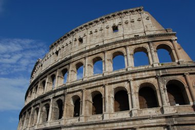 Colosseum mavi gökyüzü ile