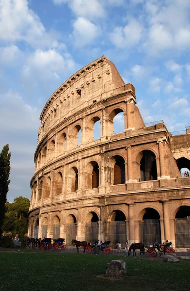 Coliseo con cielo azul al atardecer — Foto de Stock