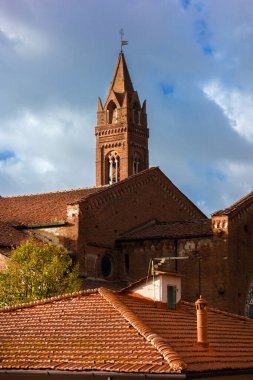 San Francesco (Aziz Francis) 13. yüzyıl ortaçağ kilisesi ve Pisa 'da güzel çan kulesi