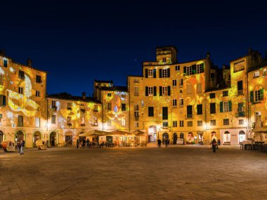 Lucca, İtalya, 3 Mart 2025 Lucca Karnavalı. Piazza Anfiteatro 'da ışık gösterisi (Amfitiyatro Meydanı)