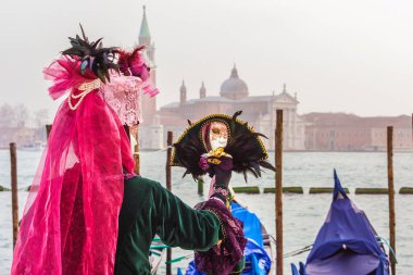 Venedik, İtalya, 1 Şubat 2016 - Venedik Karnaval maskesi Aziz George Adası ve Kilise arka planda sisle kaplı
