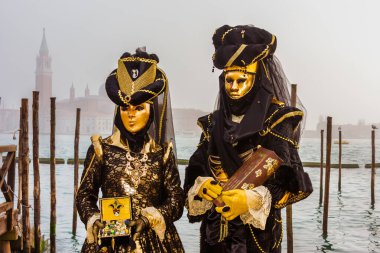 Venedik, İtalya, 31 Ocak 2016 - Venedik Karnaval maskesi Aziz George Adası ve Kilise arka planda sisle kaplanmış