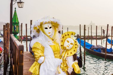 Venedik, İtalya, 31 Ocak 2016 - Venedik Karnaval maskesi Gondollar ve Giudecca Adası 'nın arka planında sis