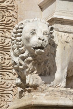 Palazzo dei Priori, Perugia mermer aslan heykeli