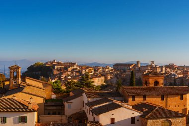 Günbatımından hemen önce Perugia ortaçağ tarihi merkezinin panoramik görüntüsü