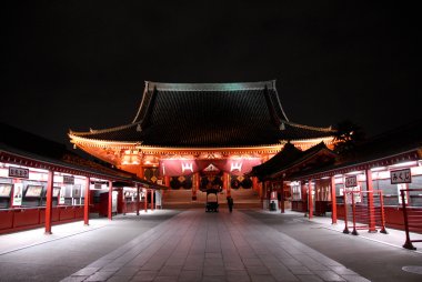 Doğru Asakusa tapınakta Tokyo gece