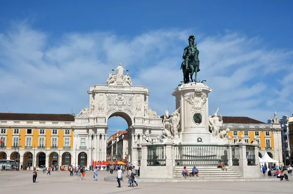 LISBONA, PORTOGALLO, 20 OTTOBRE 2015 - Arco da Rua Augusta in Praca do Comercio con il monumento a re Jose I — Foto Stock