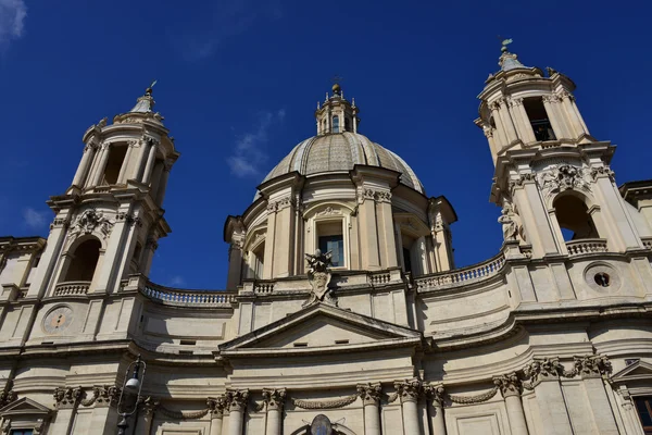 Iglesia de Santa Agnese cúpula y campanario — Foto de Stock