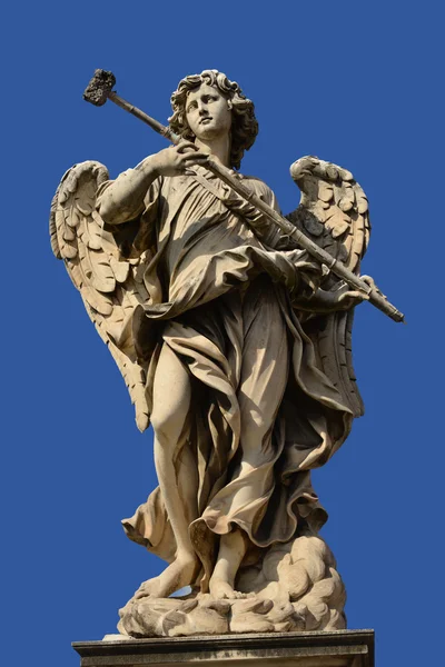 Patung malaikat dengan langit biru — Stok Foto
