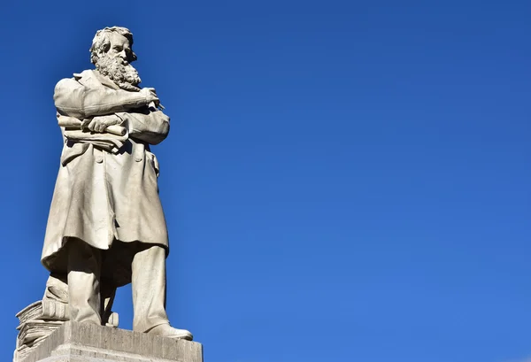 Niccolo Tommaseo monument in Venetië met kopie ruimte — Stockfoto