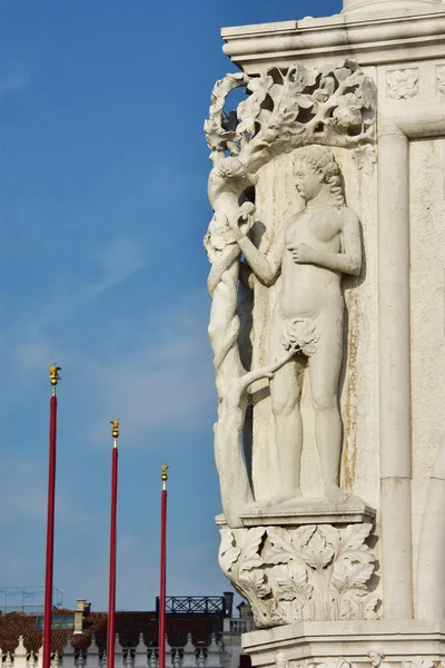 Eva y la serpiente en un detalle del hermoso Palacio Ducal de Venecia —  Fotos de Stock