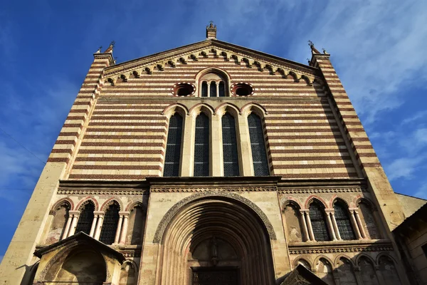 Kostel San Fermo gotická fasáda — Stock fotografie