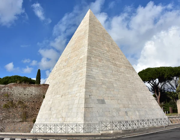 Пирамида Цестия видна с Виа Остиенсис в Риме — стоковое фото
