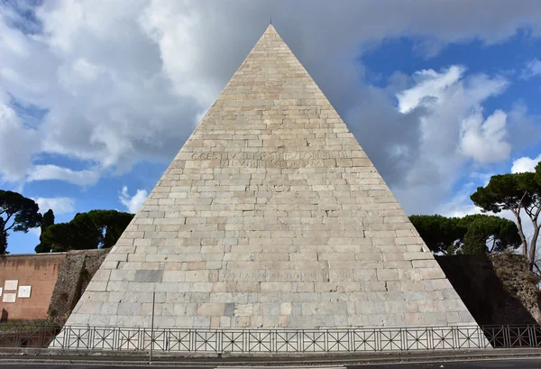 Pyramid of Cestius with beautiful sky — Stock Photo, Image