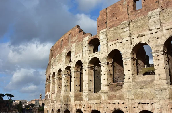 Colosseum med moln — Stockfoto