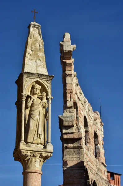 Tipico santuario medievale con Maria a Verona e la famosa Arena — Foto Stock