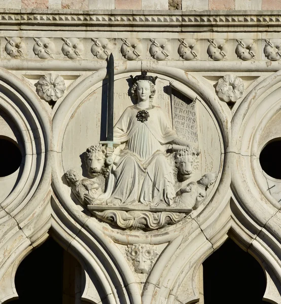 베니스의 Doge의 궁전에서 정의의 여신 — 스톡 사진
