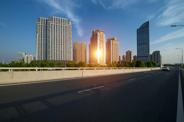 Gece modern şehir binaları