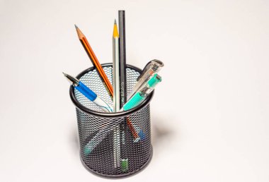 Beyaz arka planda renkli kırtasiye malzemesi. Okula geri dön.