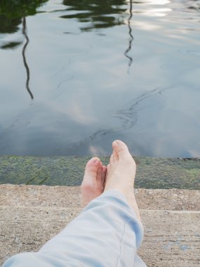 kanalı yakınındaki çıplak ayak