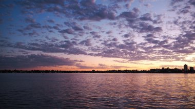 şehir merkezinde günbatımı