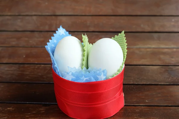 Pascua, huevos blancos de pollo en la caja — Foto de Stock