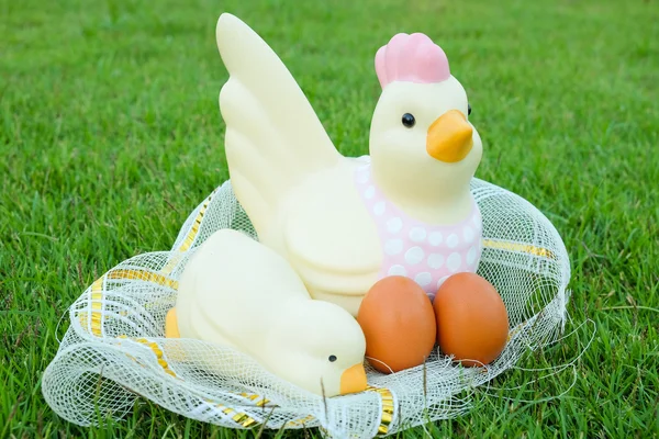 Pascua, pollo y huevo en la red — Foto de Stock