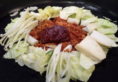 Dak galbi Kore bir besindir