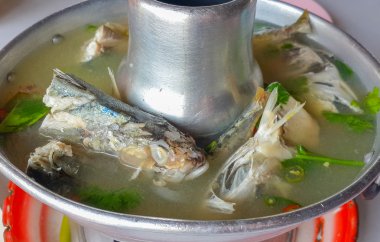 Sıcak ve baharatlı balık çorbası