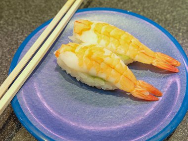 Haşlanmış karides suşi