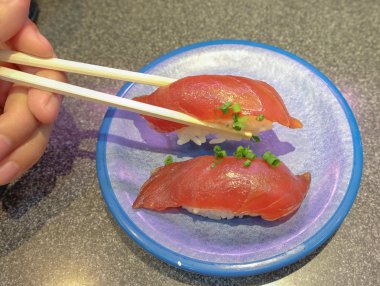 İki parça ton balıklı sushi