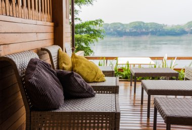 Nehre bakan dinlenme Teras için.