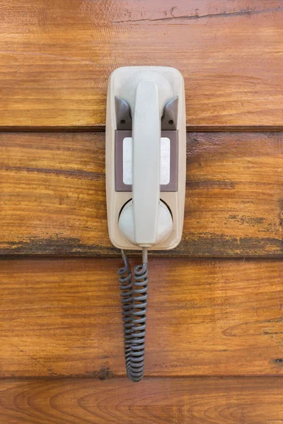 Oudere telefoon opknoping op muur. — Stockfoto