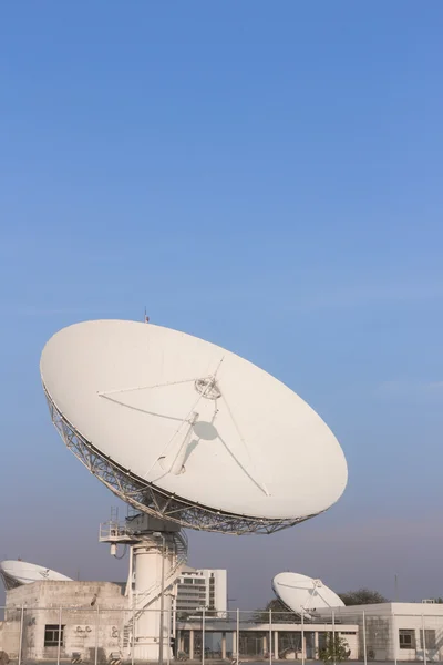 Comunicações por satélite brancas na Tailândia . — Fotografia de Stock