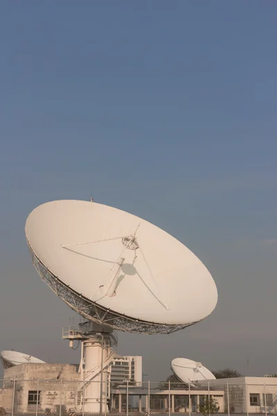 Comunicazioni satellitari bianche in Thailandia . — Foto Stock