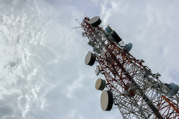 Torre de comunicações canto diagonal — Fotografia de Stock