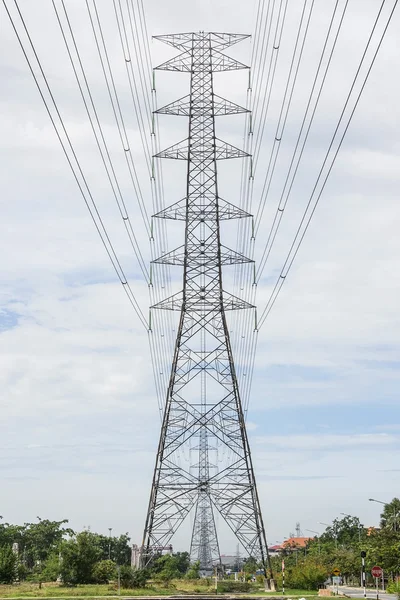 Elektrik direkleri şehir ülke — Stok fotoğraf