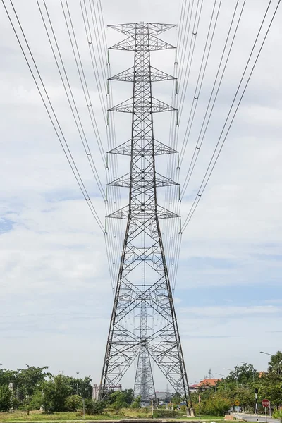 Pilones eléctricos en el campo de la ciudad —  Fotos de Stock