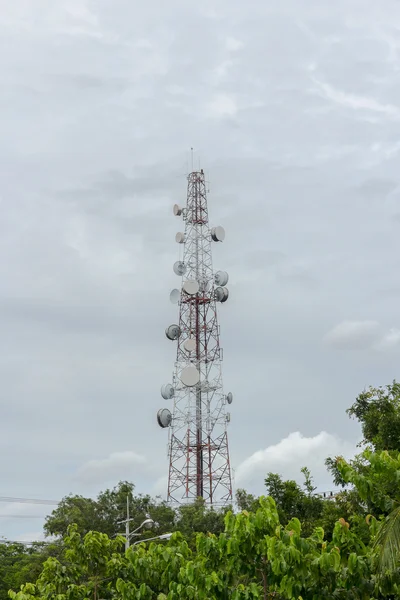 Telekommunikationen står hög whit molnigt — Stockfoto