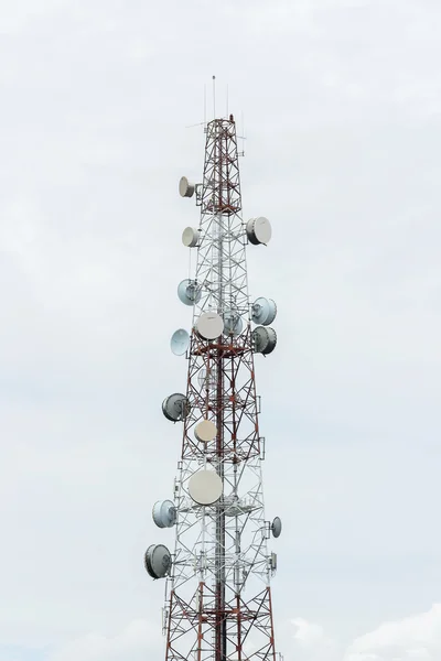 Telekommunikationen står hög whit molnigt — Stockfoto