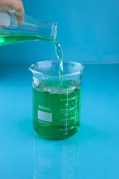 Derramando um líquido verde — Fotografia de Stock