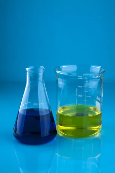 Pallone di Erlenmeyer e un becher — Foto Stock