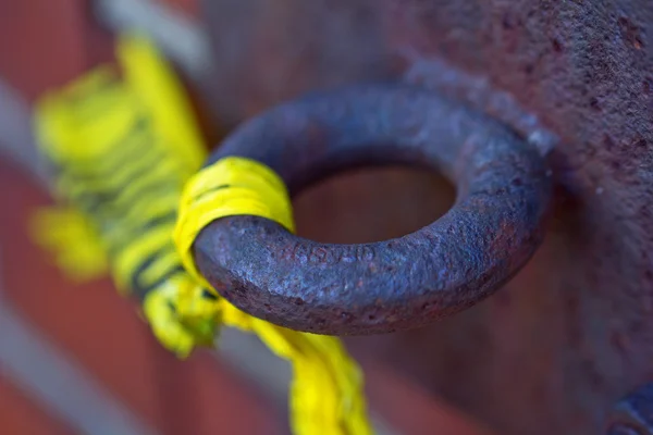 Anillo oxidado en el lado de una antigua fábrica —  Fotos de Stock