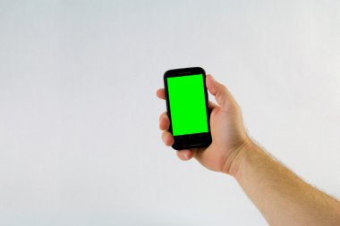 Yeşil scre ile beyaz arka plan üzerinde cep telefonu tutan erkek el