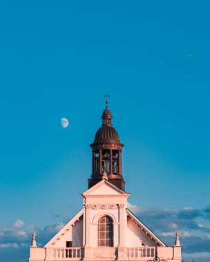 Geceleyin tören, Macaristan